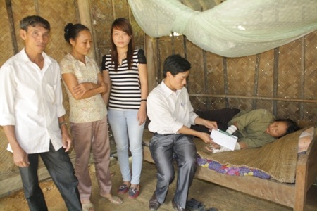 Thay mặt các nhà hảo tâm, PV Dân trí trao 10.230.000 đồng đến chị Nguyễn Thị Lan 