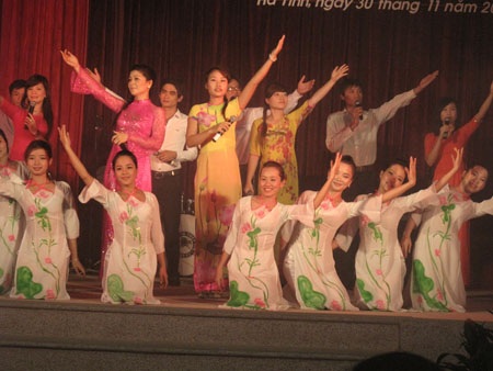 Các em sinh viên vui mừng dự lễ khai giảng năm học đầu tiên hệ Cao đẳng.