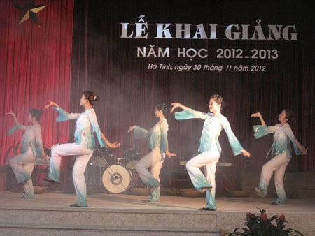 Các em sinh viên vui mừng dự lễ khai giảng năm học đầu tiên hệ Cao đẳng.