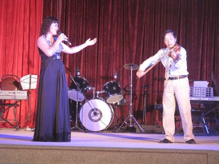 Các em sinh viên vui mừng dự lễ khai giảng năm học đầu tiên hệ Cao đẳng.