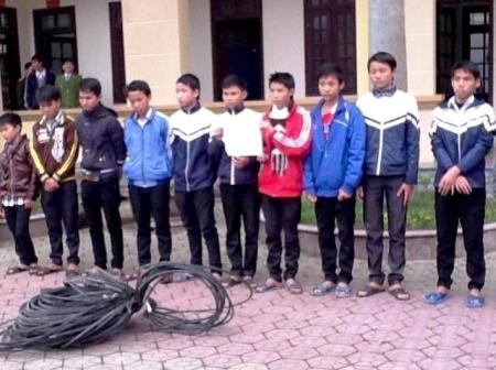 Bắt nhóm 9X gây ra 14 vụ trộm cáp viễn thông - 1 Các đối tượng và tang vật tại cơ quan điều tra.