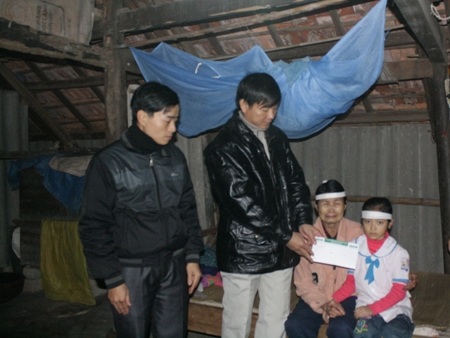 Bà Liên nhận 28.235.000 đồng Quỹ nhân ái tuần 3 tháng 12/2012 của các nhà hảo tâm gửi giúp