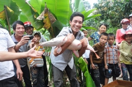 Anh kiều vui mừng ôm con cá vào lòng