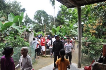 Người dân kéo nhau tới để xem con cá lạ