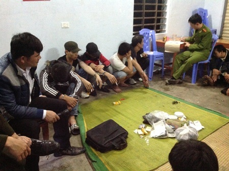 Các đối tượng và tang vật bị Công an bắt quả tang tại sới bạc