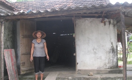  Bà Nhung - vợ liệt sĩ - tố cáo bị cán bộ địa chính này móc tiền.