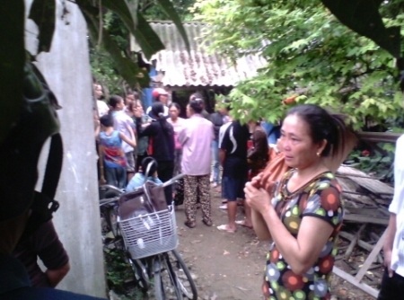 Bà con làng xóm sang giúp làm thủ tục mai táng cho bà H.