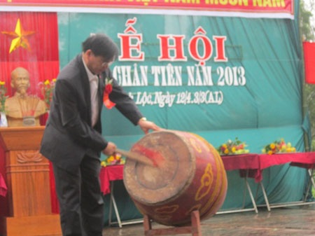 Lãnh đạo địa phương đánh trống khai hội 