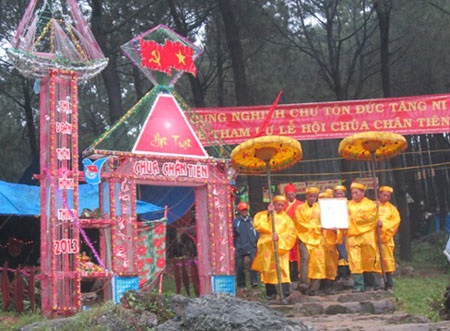 Rước ảnh Bác Hồ 