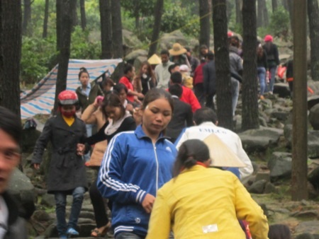 Rất đông người dân đi lễ hội chùa