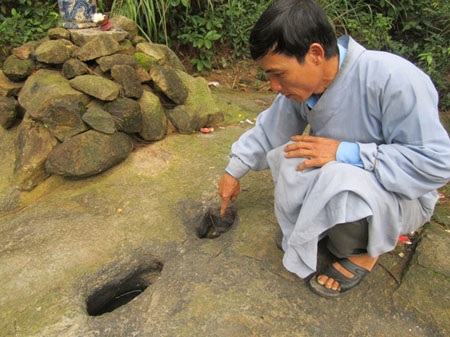 Vết chân Tiên nằm ngự trị trên đỉnh núi Hồng