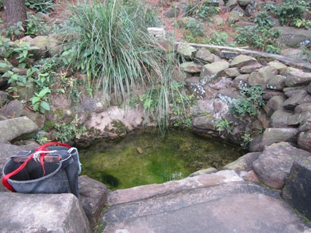 Giếng nước nằm trong khuôn viên chùa, được người dân gọi là “ Giếng Thần”