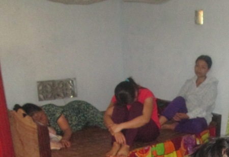 Thêm một lao động Việt tử vong tại Angola - 1 Chị Xuyên (áo xanh) vật vã trước cái chết bất ngờ của chồng