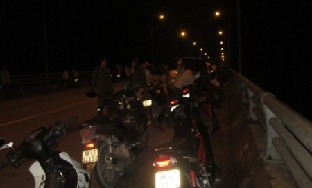 Cây cầu nơi em X hẹn 2 người bạn nói chuyện và nhảy xuống sông.