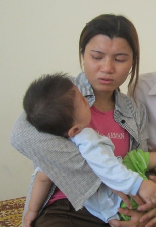 Nói về bệnh tình của con, chị Hiền không cầm nổi nước mắt