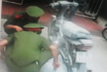 Châm lửa đốt xe vì bị CSGT xử phạt - 1 Chiếc xe máy của đối tượng Bùi Hồ Tuyên