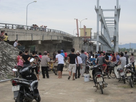 Thấy bạn trai nhảy cầu, cô gái cũng tự vẫn theo