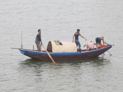 Đội cứu hộ nỗ lực tìm kiếm thi thể nạn nhân