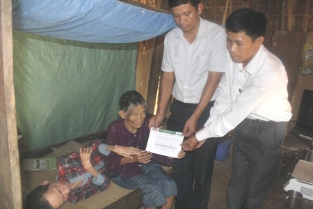 Đã gần 90 tuổi nhưng cú Đán hằng ngày vẫn phải chăm sóc đứa con trai bại liệt suốt hơn 35 năm qua