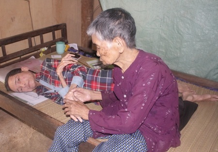 Đã gần 90 tuổi nhưng cú Đán hằng ngày vẫn phải chăm sóc đứa con trai bại liệt suốt hơn 35 năm qua