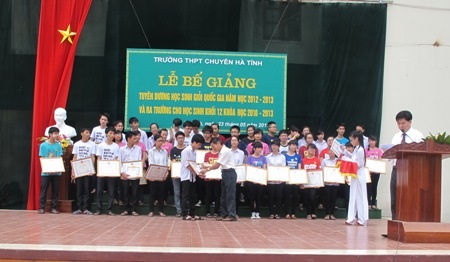 Lãnh đạo Hội Khuyến học Hà Tĩnh trao phần thưởng cho học sunh giỏi Quốc gia năm học 2012-2013