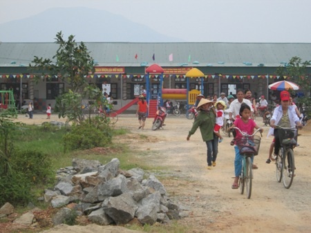 Phụ huynh xã Tân Lộc (huyện Lộc Hà, Hà Tĩnh) đưa con em đến trường Mầm non.
