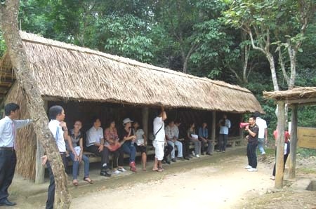 Lên Điện Biên nghe những chuyện kể về vị Tướng tài ba - 2 Khách du lịch tham quan Sở Chỉ huy chiến dịch Điện Biên