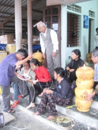 Hà Tĩnh: Điều cần rút ra từ việc xây dựng Trung tâm Học tập cộng đồng - 1 Hướng dẫn kỹ thuật đan lát ở Trung tâm học tập cộng đồng Kỳ Thư (Ảnh TL)