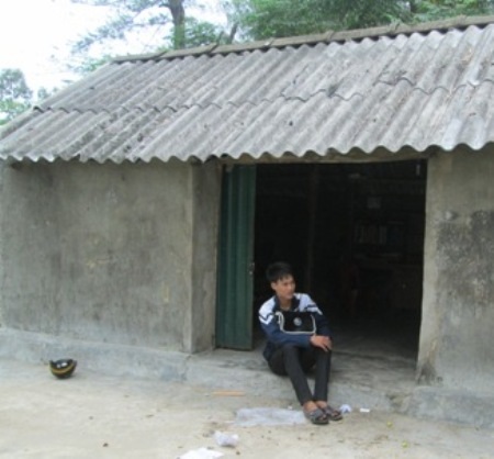 Từ ngày bà bỏ nhà đi, chiều chiều em Vinh lại buồn bã ngồi trước nhà mỏi mòn trông ngóng bà về