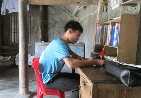 Dù nghèo khổ nhưng Vinh luôn học tập tốt ở tất cả các môn, đặc biệt là môn toán