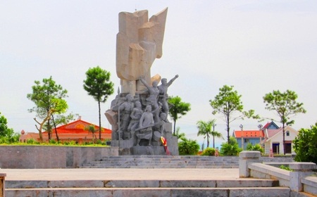 Tượng đài Xô viết Nghệ Tĩnh tại Ngã ba Nghèn, huyện Can Lộc (Ảnh Quang Sáng)