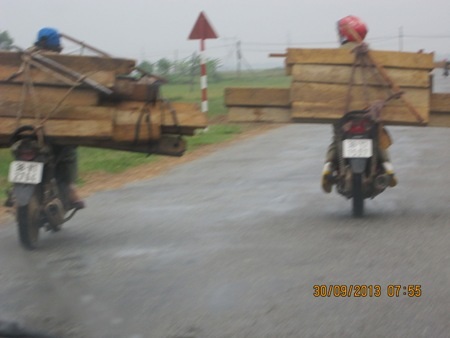 Lợi dụng trời mưa bão, lâm tặc ngang nhiên vận chuyển gỗ.