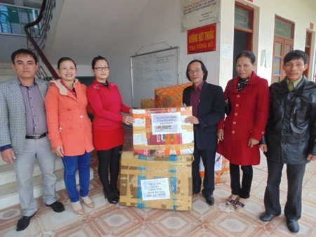 Chính quyền xã An Lộc tiếp nhận hàng cứu trợ của công ty Admicro