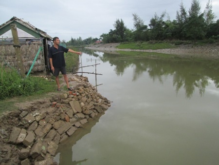 Hồ nuôi cá gia đình anh Nghĩa mất trắng sau cơn bão số 10