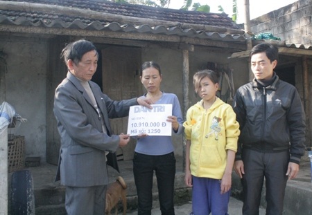 PV Dân trí cùng đại diện chính quyền địa phương xã Hồng Lộc trao