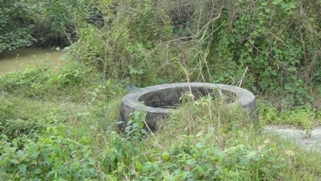 Giếng nước dùng chung cả làng Chiến Thắng chỉ cách hầm chứa chất độc khoảng 25m