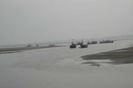 Chiếc thuyền gặp nạn đang được các chiến sỹ B