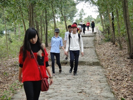 Thời tiết thuận lợi nên nhiều bạn trẻ cuốc bộ hành hương lễ chùa