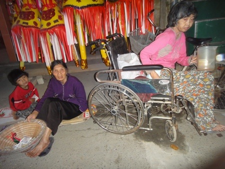 La liệt người ăn xin tại lễ hội đền ông Hoàng Mười - 3 Ă