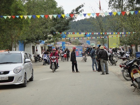 Lượng khách đến chùa Hương Tích năm nay tăng vọt