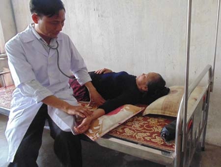 Người thầy thuốc biết thương kẻ khó - 1 Bác sĩ Trần Hậu Cư đang khám bệnh