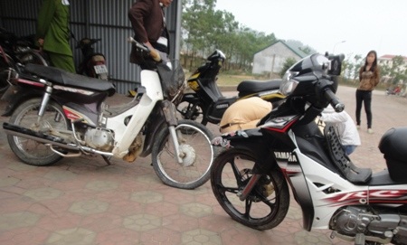 Hai chiếc xe máy gây ra tai nạn được đưa về trụ sở Công an huyện Lộc Hà