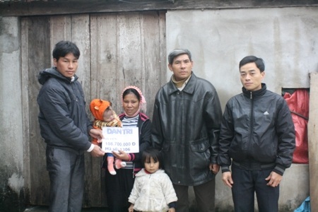 Chị Thư tiếp nhận số tiền 108.700.000 đồng tiền của các nhà hảo tâm thông qua Báo Dân trí gửi giúp