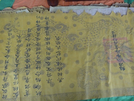 Trải qua  thời gian  đạo sắc đã bị rách một phần viền và hình nền