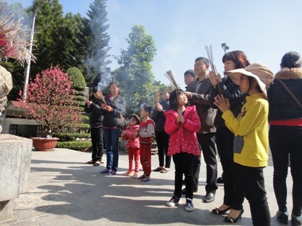 Rất đông bạn trẻ đến đây tỏ lòng thành kính đến các nữ Anh hùng