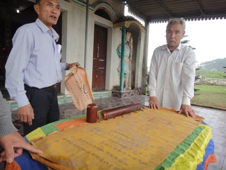 Đạo sắc được cất giữ tại đền thờ Am trong ống gỗ quý.