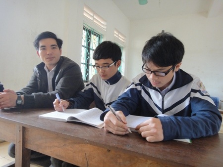 Thầy giáo chủ nhiệm và 2 cậu học trò Tuấn và Cường