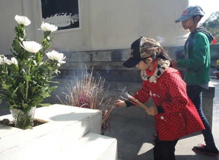 Dòng người đổ về đây càng ngày càng đông