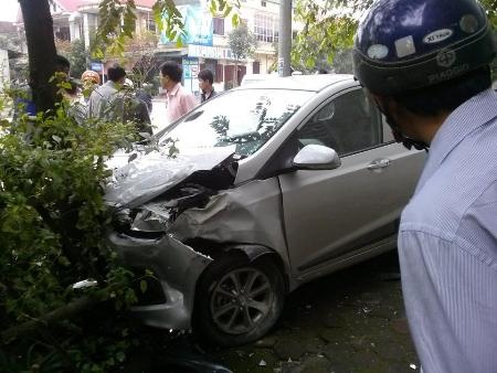 Mất lái, xe ô tô bay lên vỉa hè - 1 Hiện trường vụ tai nạn