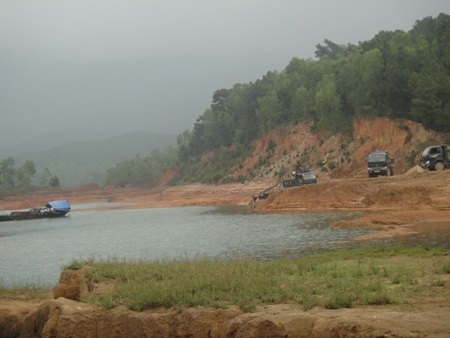 Cát được vận chuyển bằng thuyền đến bến tập kết